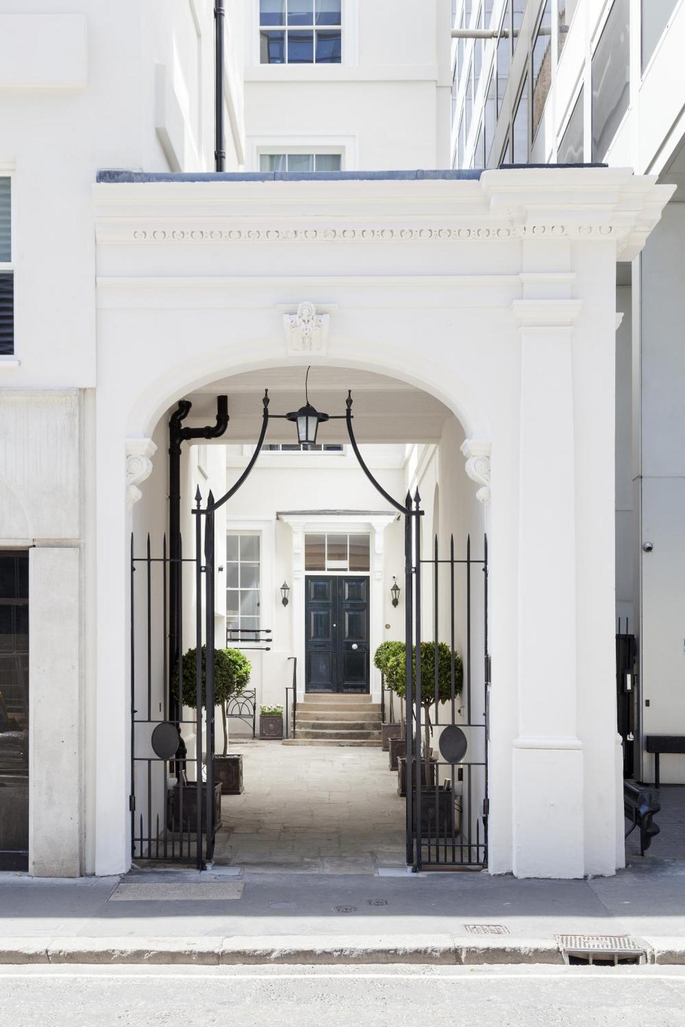 Bank Serviced By Lovelystay Londra