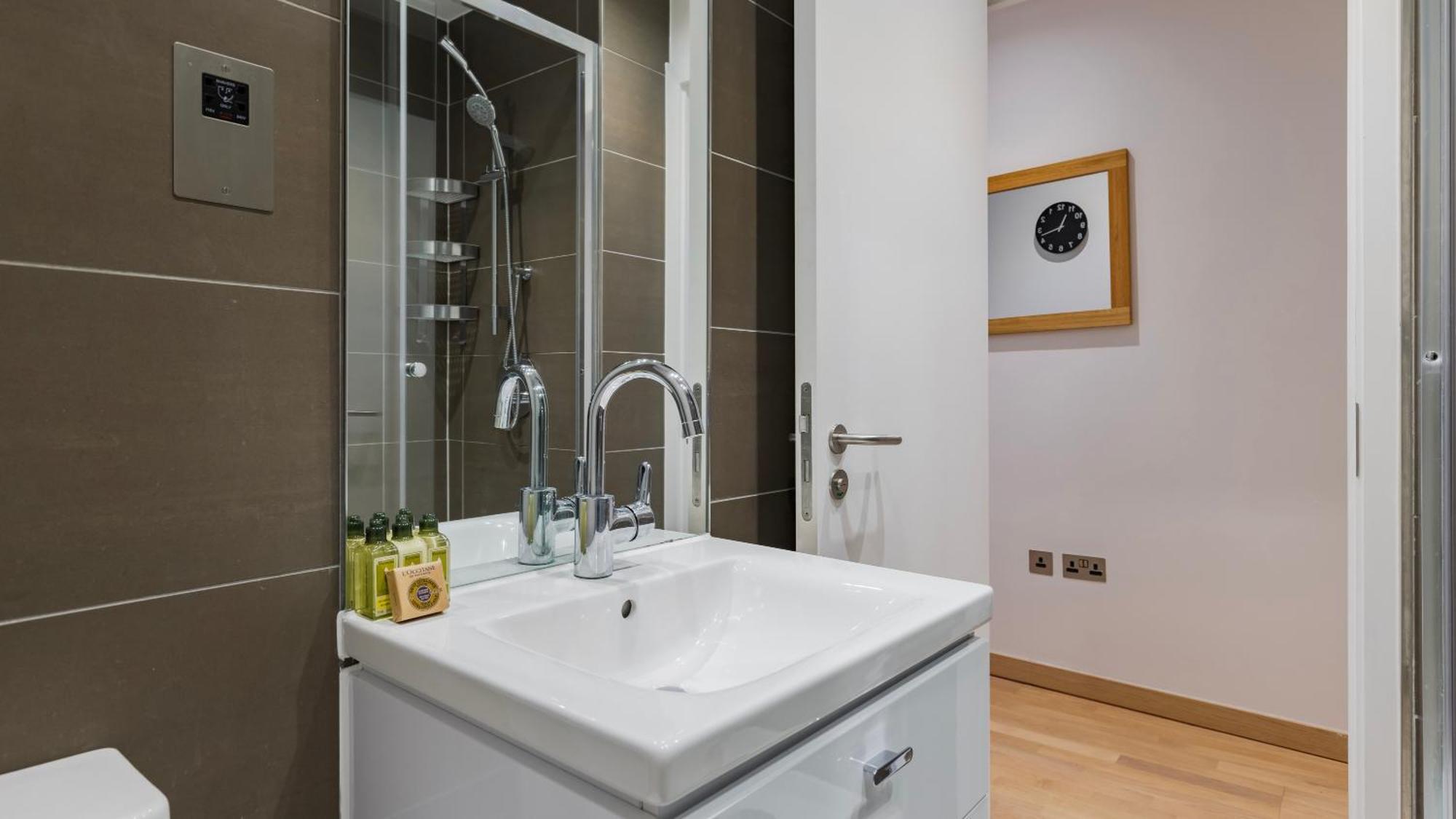 Bank Serviced By Lovelystay Aparthotel Londra