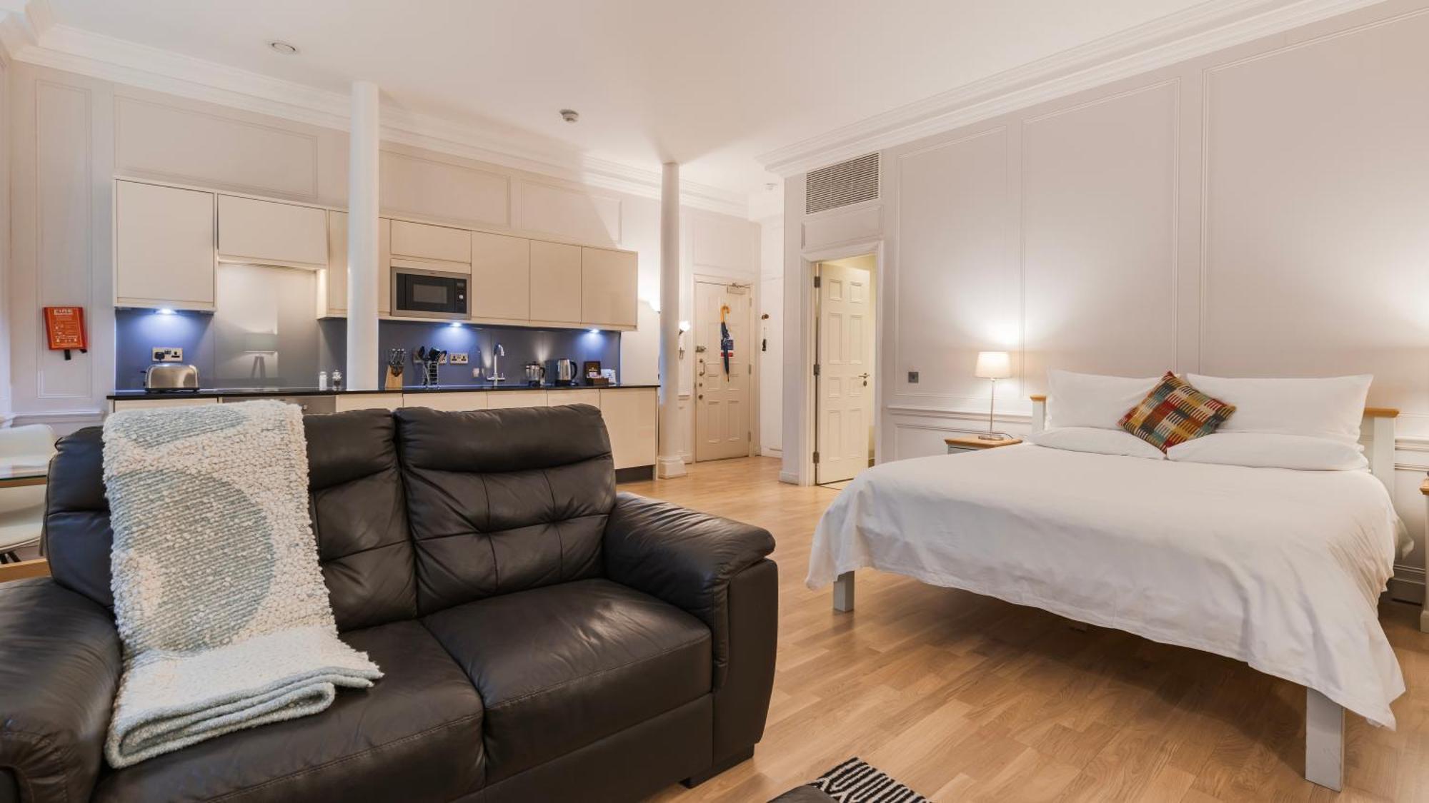 Bank Serviced By Lovelystay Londra